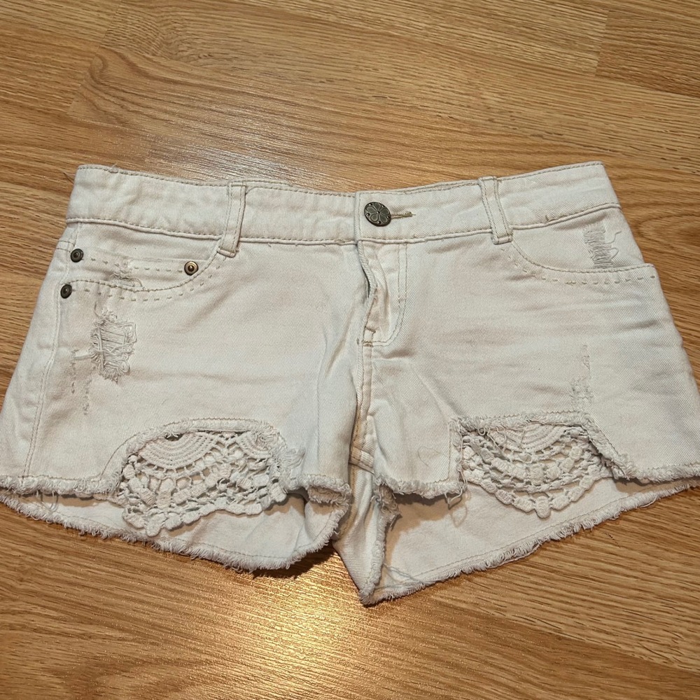 Hippie Laundry White Crochet Lace Distressed Denim Shorts Size 7
